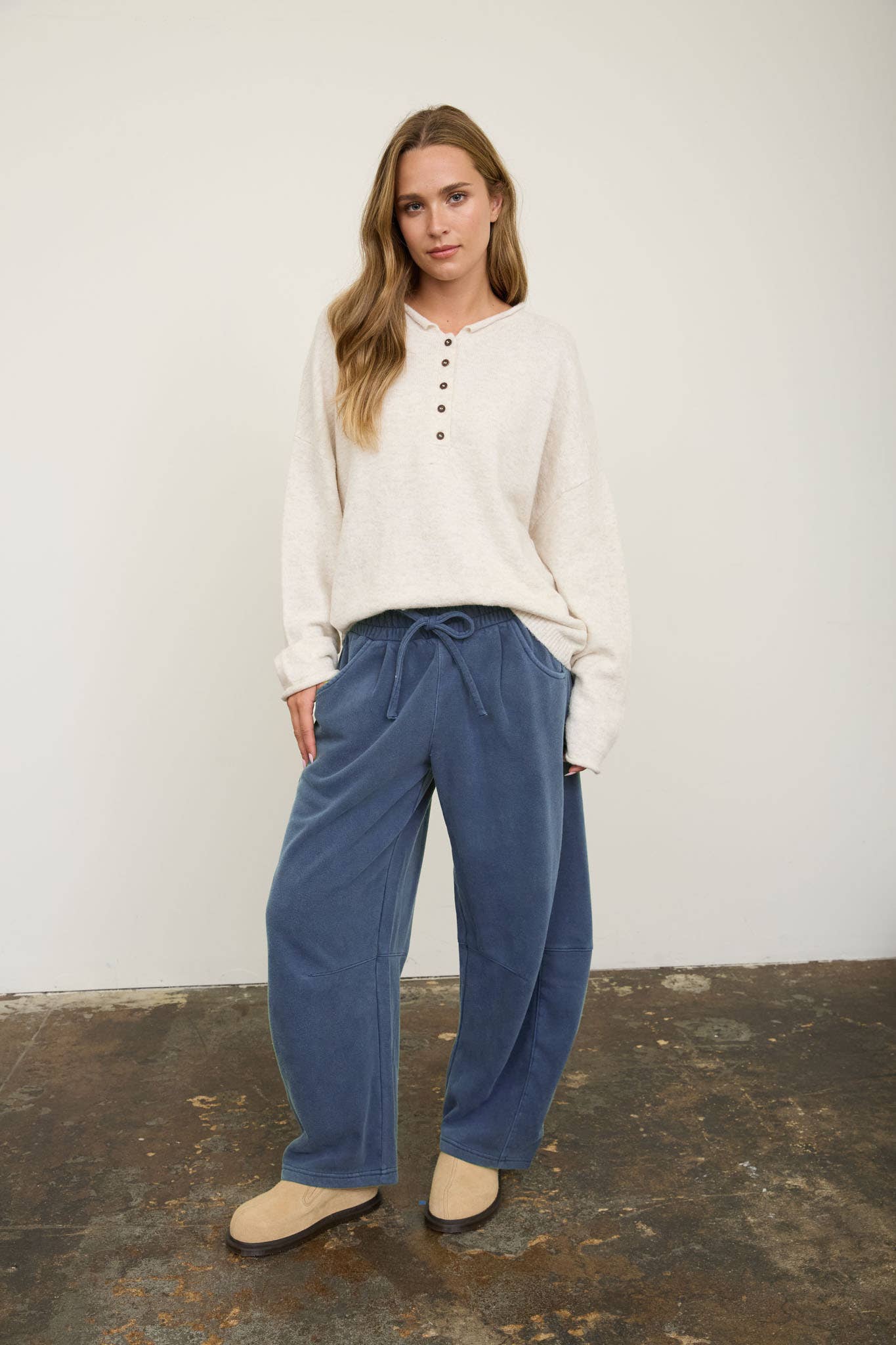 Smocked Waist Drawstring Barrel Leg Sweatpants: Vintage Blue