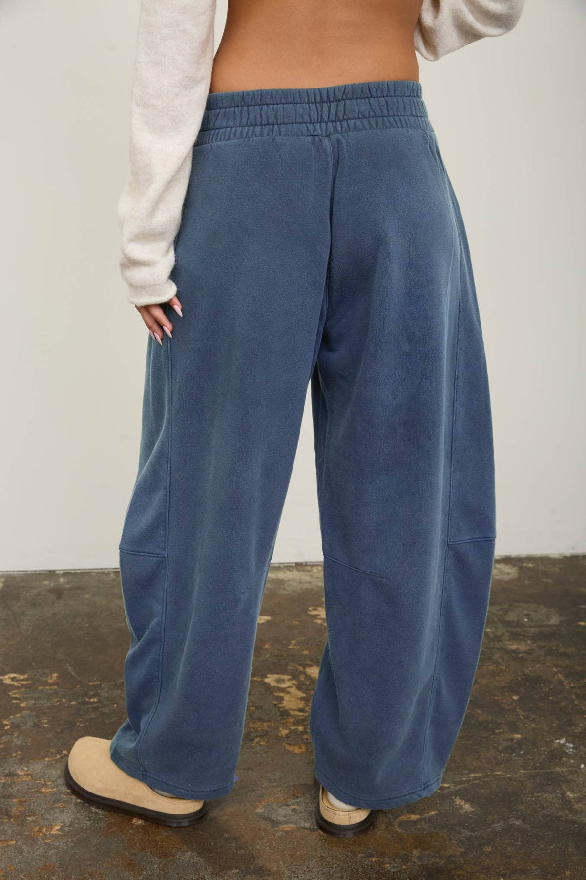 Smocked Waist Drawstring Barrel Leg Sweatpants: Vintage Blue