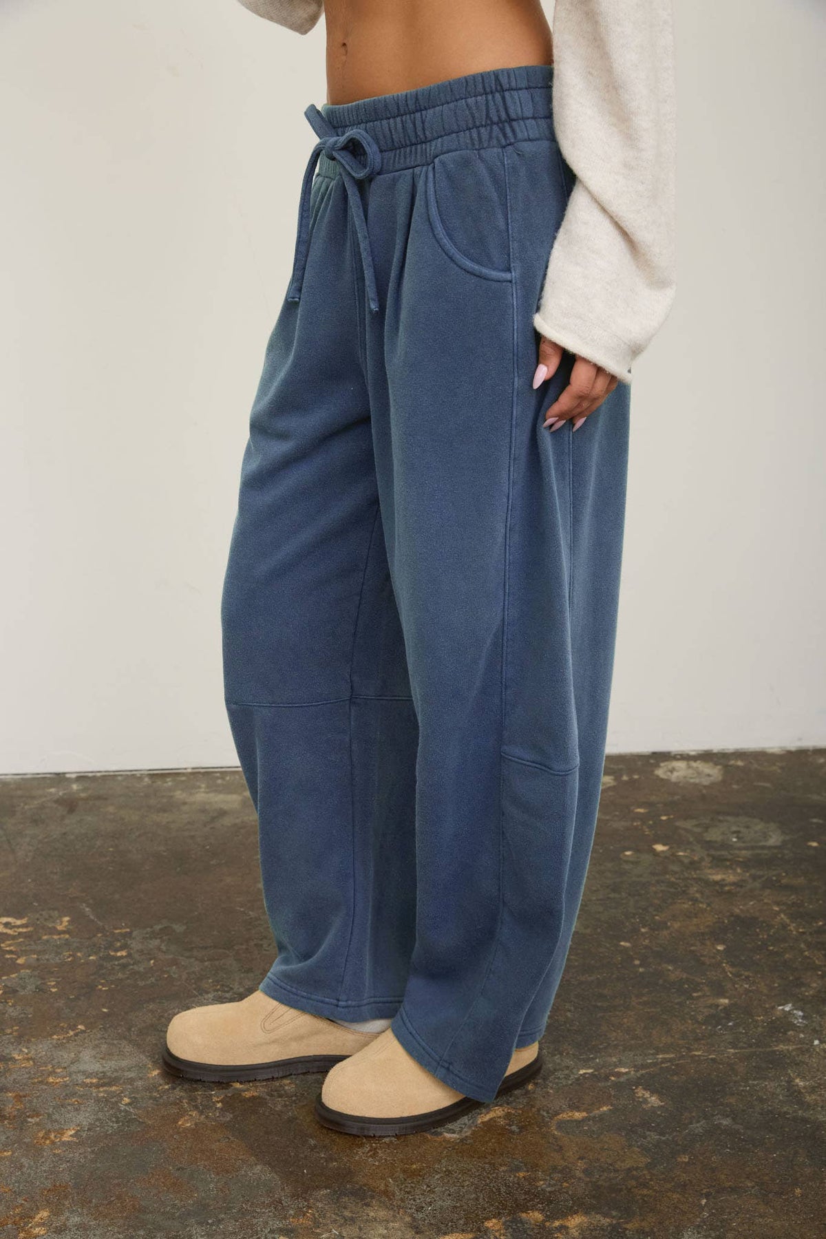 Smocked Waist Drawstring Barrel Leg Sweatpants: Vintage Blue