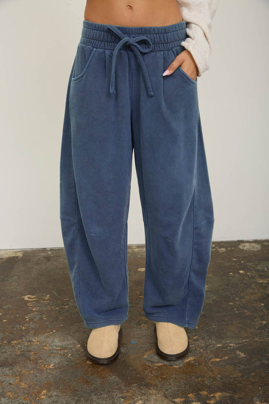Smocked Waist Drawstring Barrel Leg Sweatpants: Vintage Blue